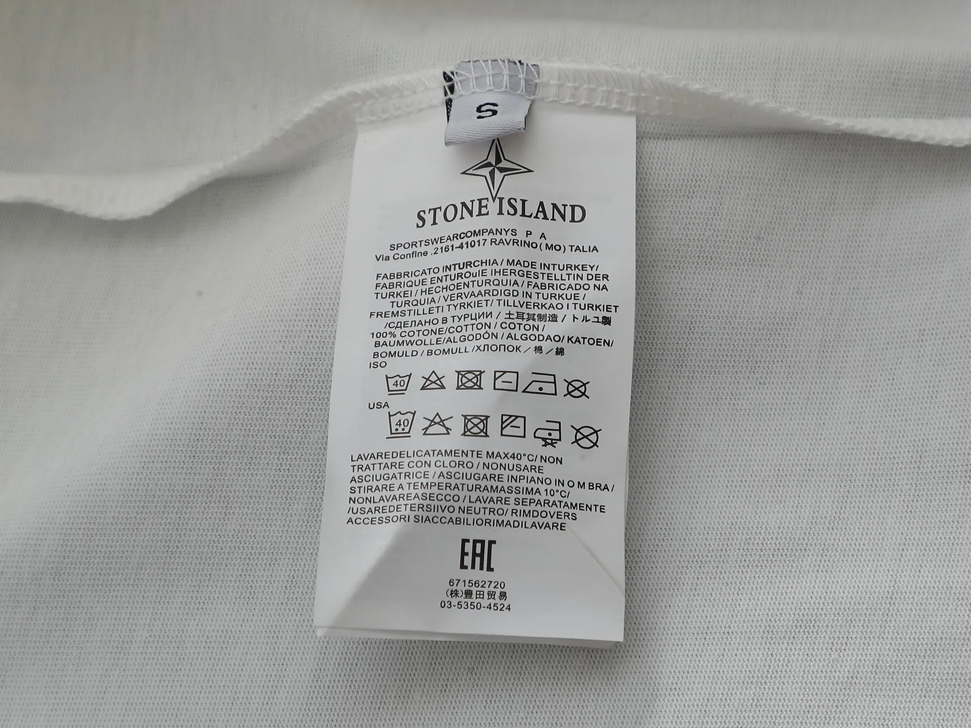 P150 Stone Island 2025FW new autumn and winter geometric print short-sleeved bottoming T-shirt. Pure background color with the brand's iconic compass logo + geometric line printing on the back, full of cool recognition. The basic round neck version is suitable for various body shapes, the fabric is soft and breathable, and multiple colors are available. Suitable for daily outings and casual wear, easy to wear on the street. Color: gray white Size: XSSML